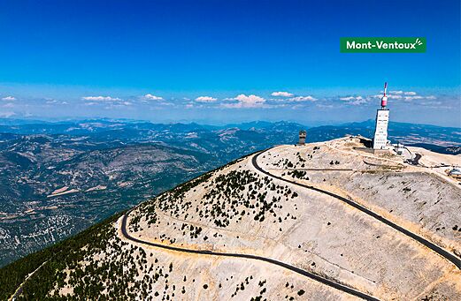 Gipfel des Mont Ventoux mit Observatorium und Serpentinenstraße in der Provence.