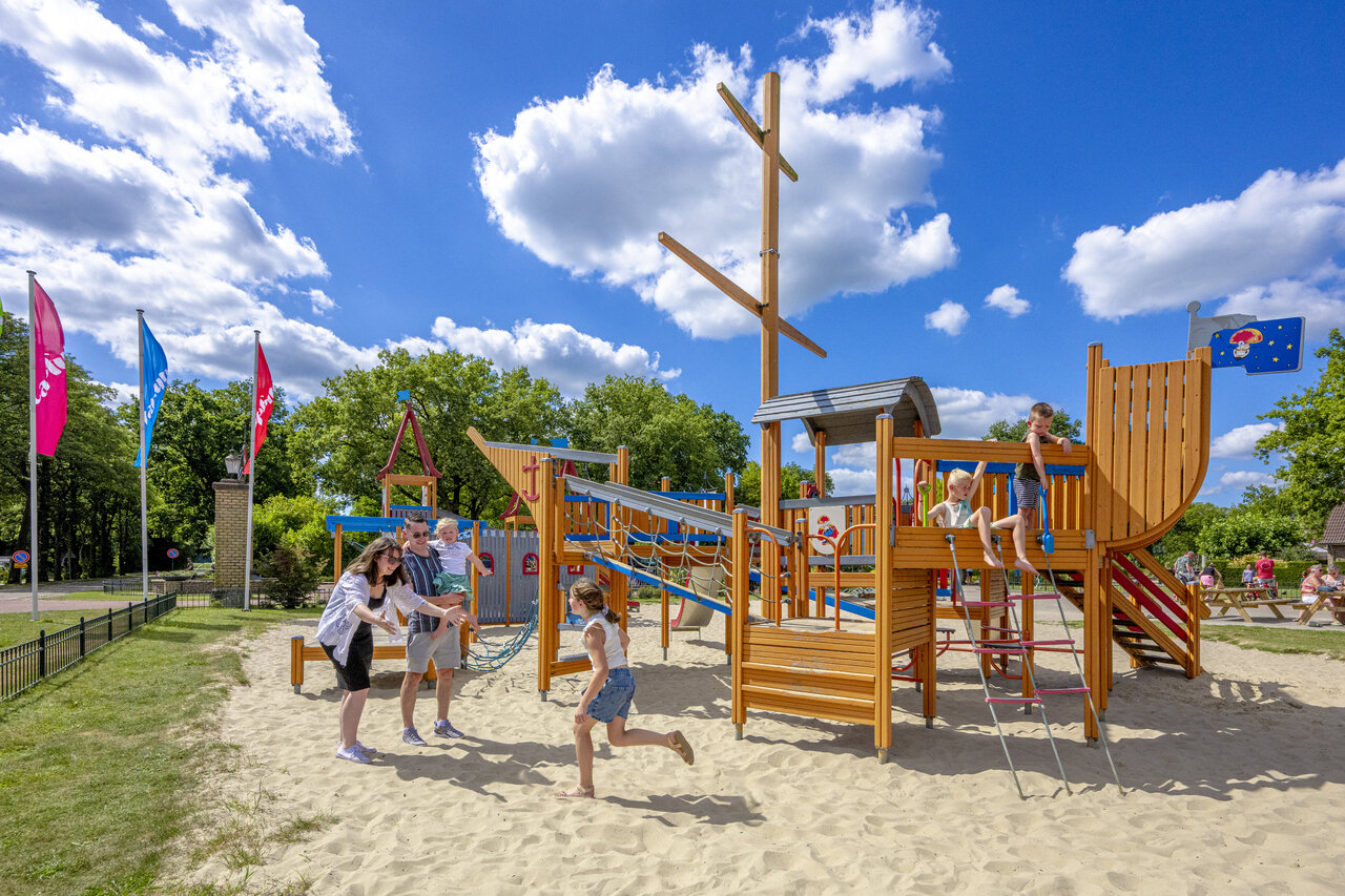 Gro�er Piratenschiff-Spielplatz mit Kindern auf dem Campingplatz CAPFUN De Sprookjescamping in Rheeze.