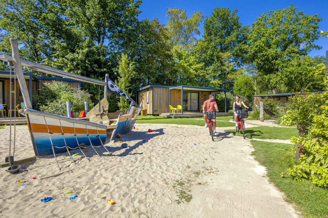 Piratenschiff-Spielplatz, Mobilheime und Fahrr�der auf dem Campingplatz CAPFUN De Sprookjescamping in Rheeze.