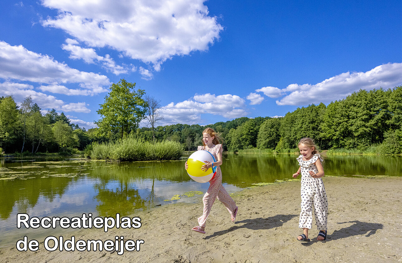 Erholungssee Oldemeijer mit spielenden Kindern am Sandstrand.