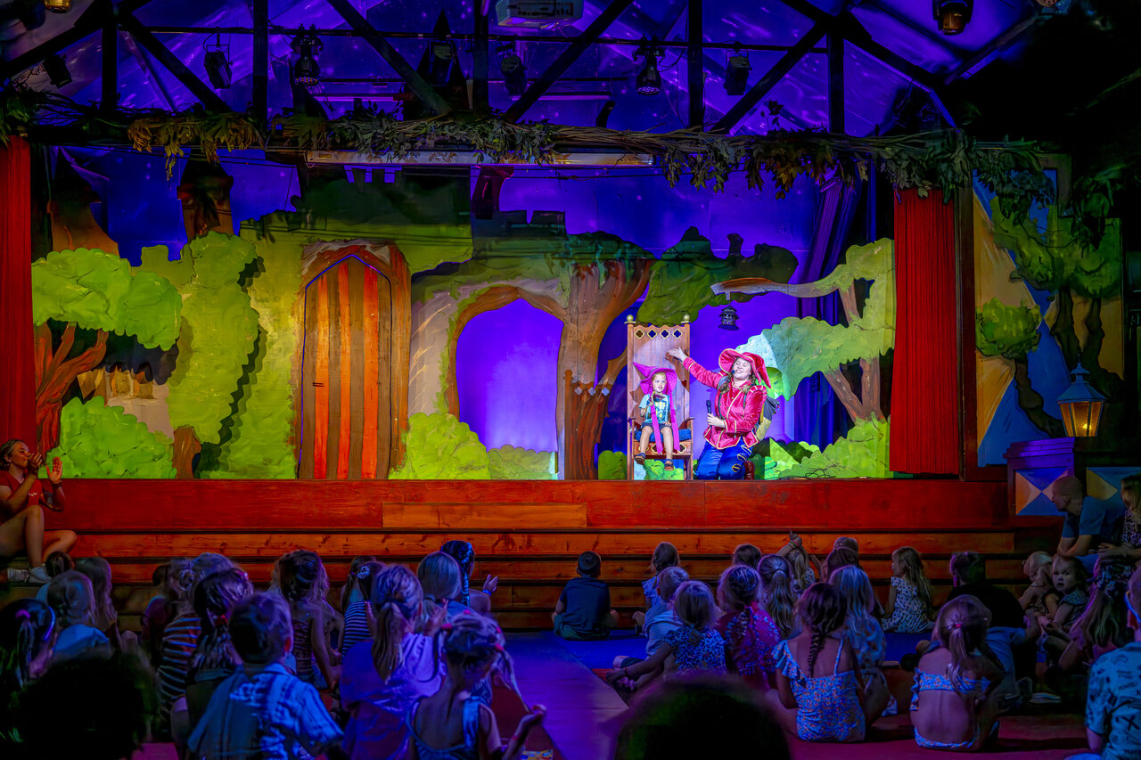 Kindershow auf der B�hne mit Kulissen im CAPFUN De Sprookjescamping in Rheeze.