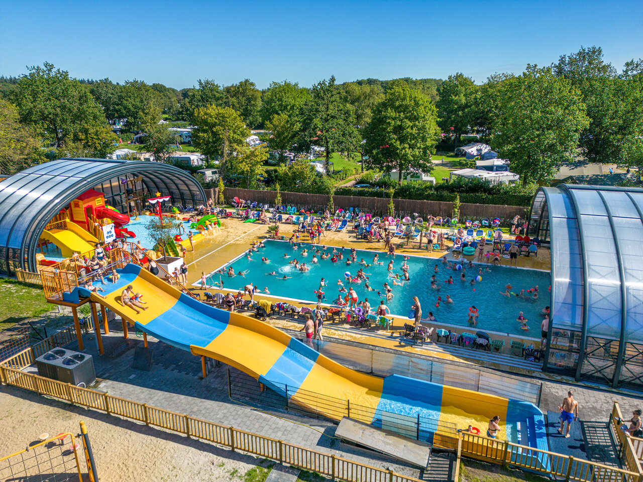 Gro�er Wasserpark mit Rutschen auf dem Campingplatz CAPFUN De Sprookjescamping in Rheeze.