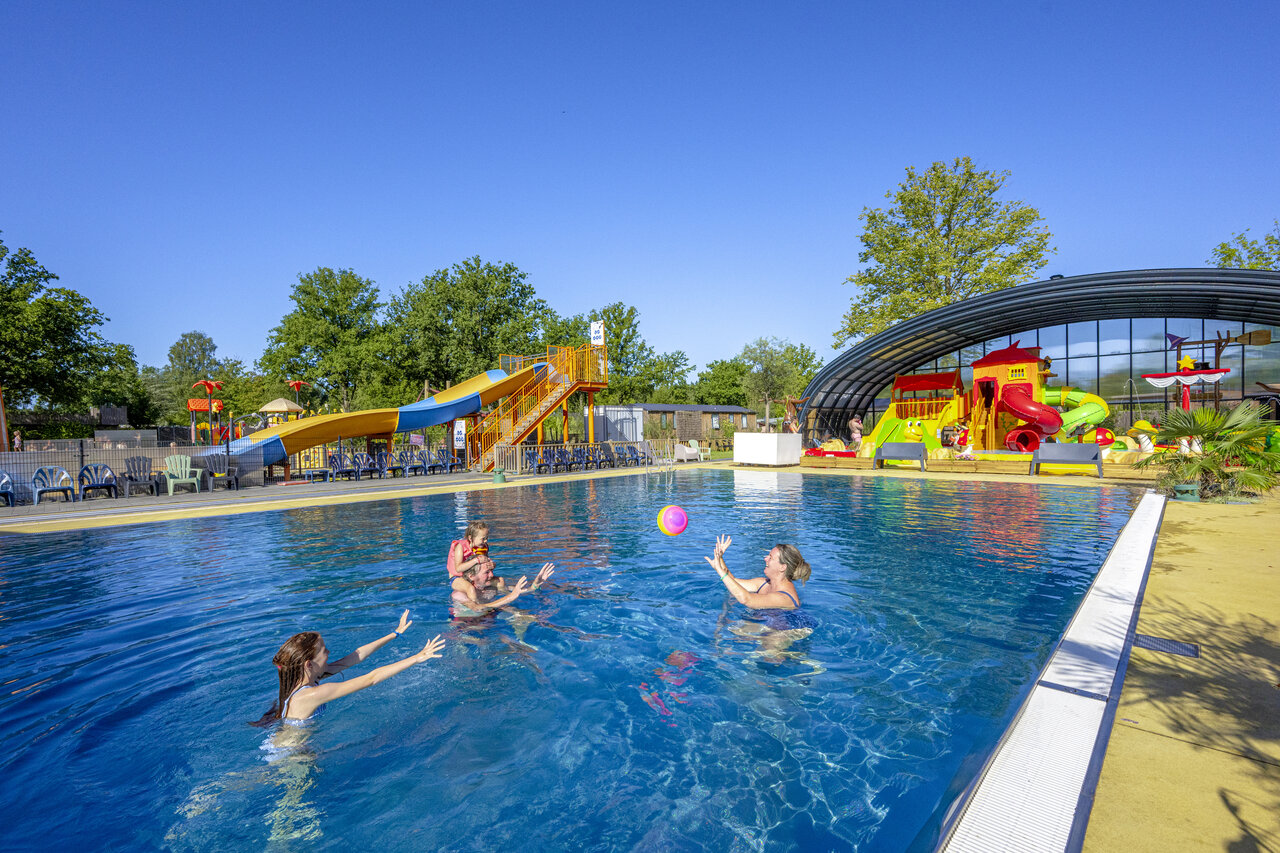 Familie spielt im Schwimmbad mit Rutschen auf Campingplatz CAPFUN De Sprookjescamping in Rheeze.