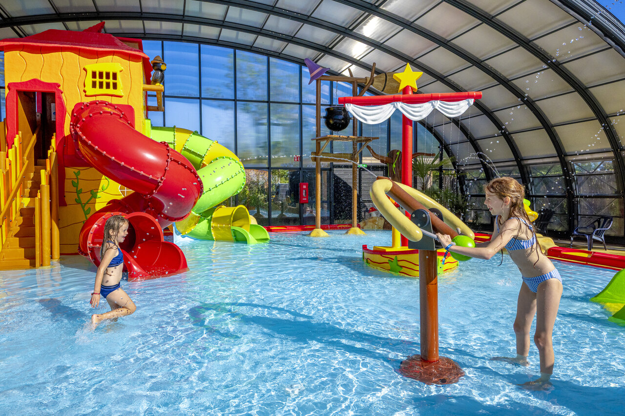 Kinder genie�en Rutschen und Wasserspiele im Hallenbad CAPFUN De Sprookjescamping Rheeze.