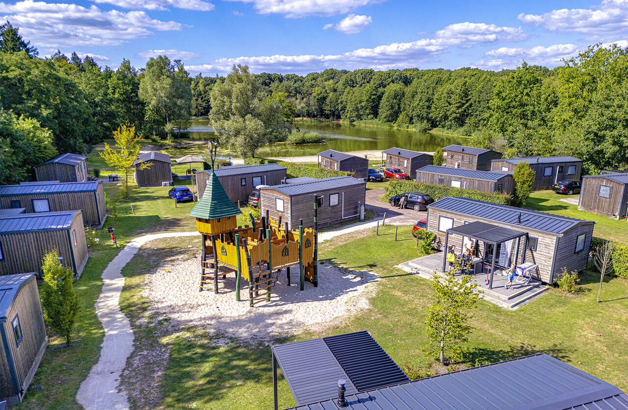 Mobilheime und Spielplatz des CAPFUN De Sprookjescamping in Rheeze.