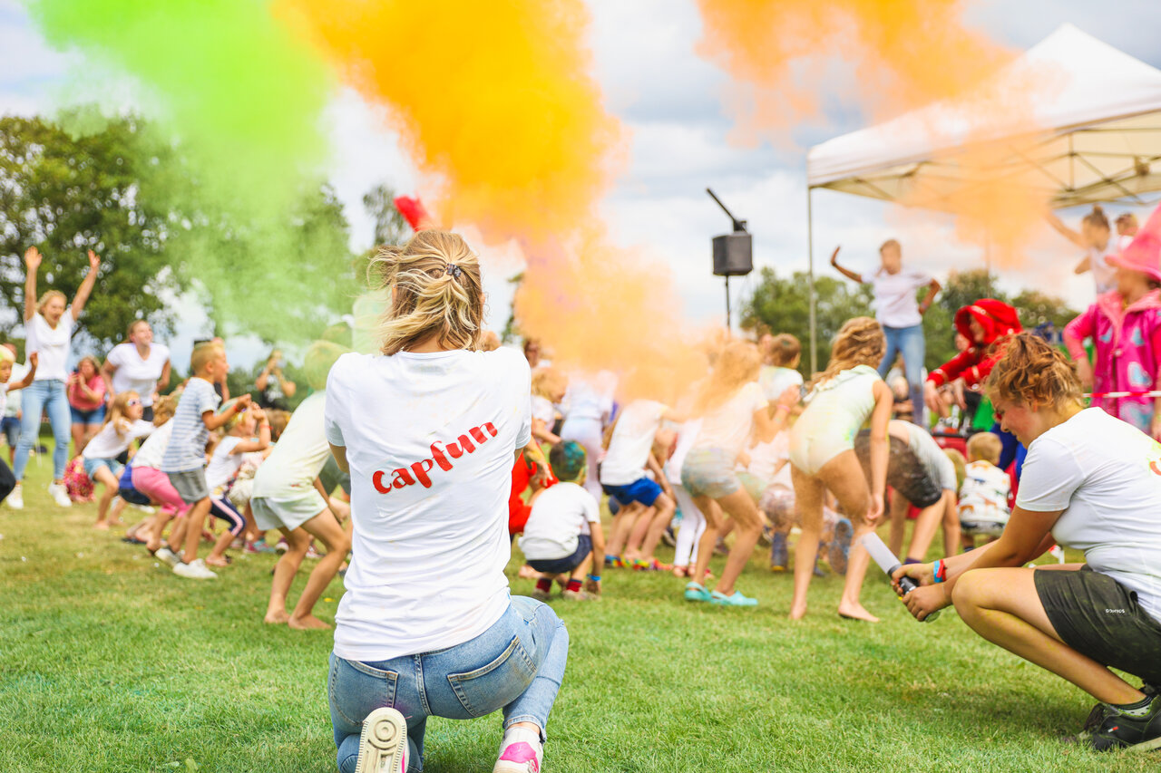 Farbige Puder-Aktivit�t f�r Kinder und Erwachsene auf dem Campingplatz CAPFUN De Sprookjescamping in Rheeze.