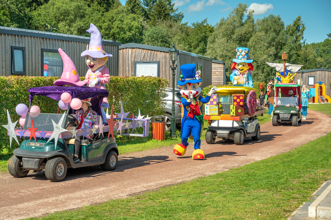Animationsparade mit Maskottchen und geschm�ckten Wagen auf dem Campingplatz CAPFUN De Sprookjescamping in Rheeze.