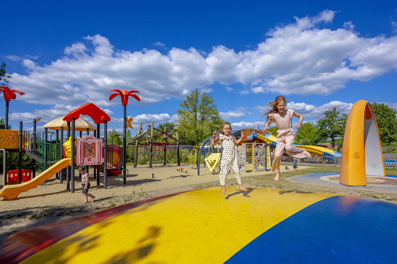 Au�enspielplatz mit H�pfkissen und Rutschen auf dem Campingplatz CAPFUN De Sprookjescamping in Rheeze.