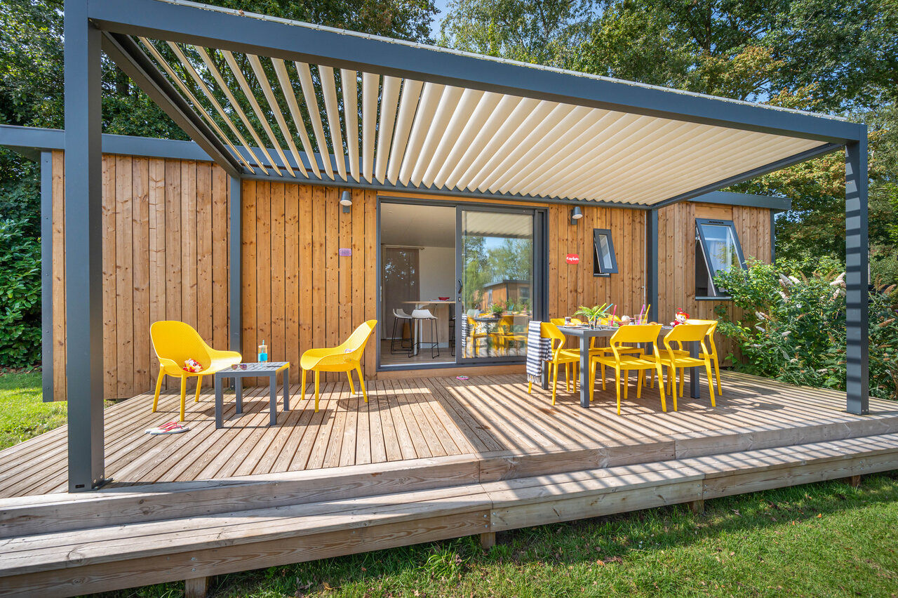 Modernes Mobil-home mit Holzterrasse und Pergola auf dem Campingplatz CAPFUN De Sprookjescamping in Rheeze.