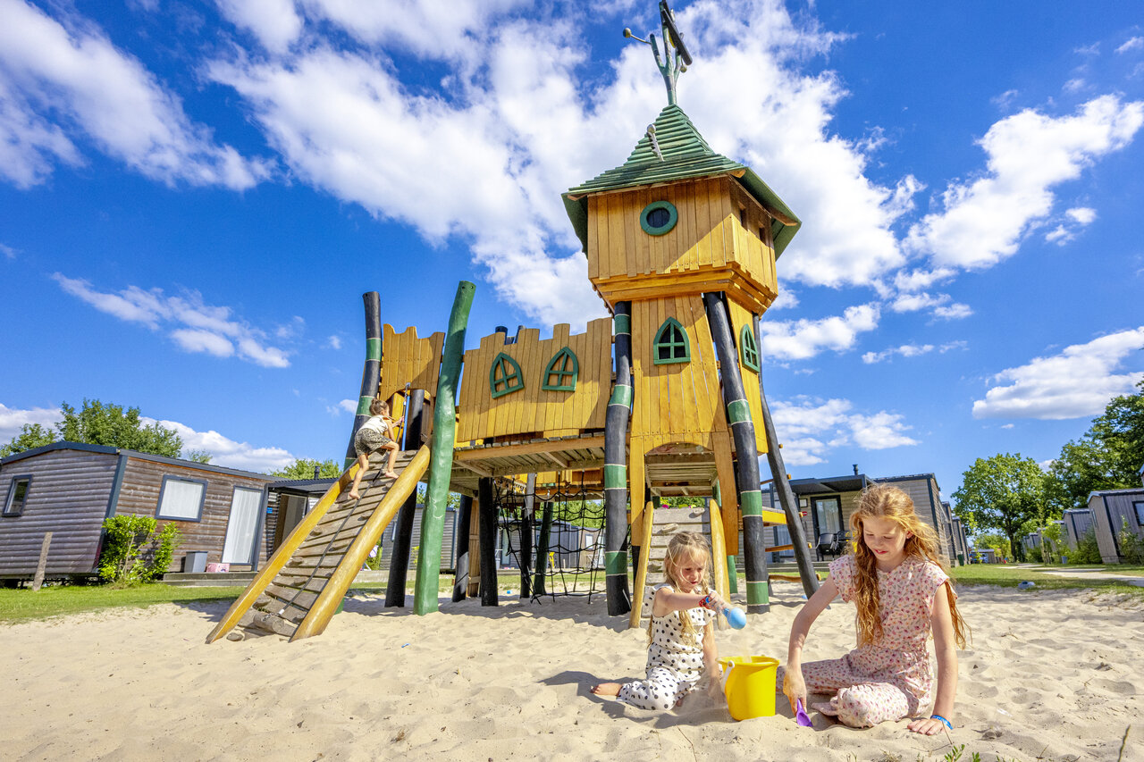 Holzschloss-Spielplatz, Kinder, Mobilheime auf dem Campingplatz CAPFUN De Sprookjescamping in Rheeze.