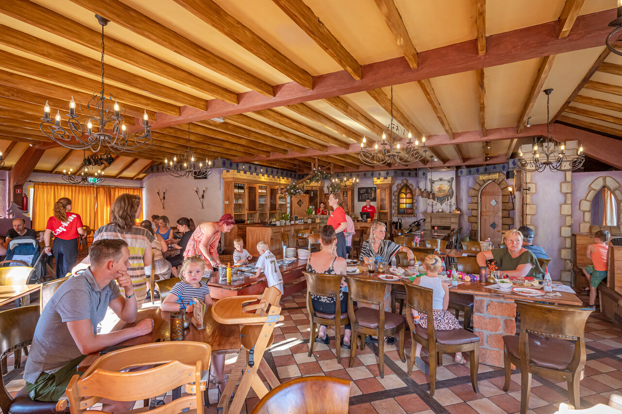 Belebtes Familienrestaurant mit Tischen und G�sten auf dem Campingplatz CAPFUN De Sprookjescamping in Rheeze.