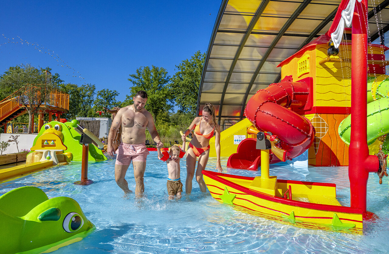 Familie genie�t Wasserspielplatz und Rutschen auf CAPFUN De Sprookjescamping Rheeze.