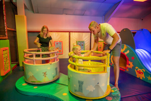 Indoor-Spielplatz mit Kindern und Eltern auf dem Campingplatz CAPFUN De Sprookjescamping in Rheeze.