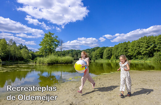 Kinder spielen am Sandstrand des Erholungssees Oldemeijer, nahe Rheeze.