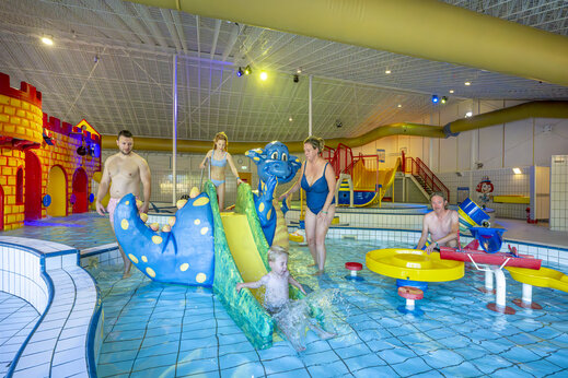 Hallenbad, Rutsche und Wasserspiele auf dem Campingplatz CAPFUN De Sprookjescamping in Rheeze.