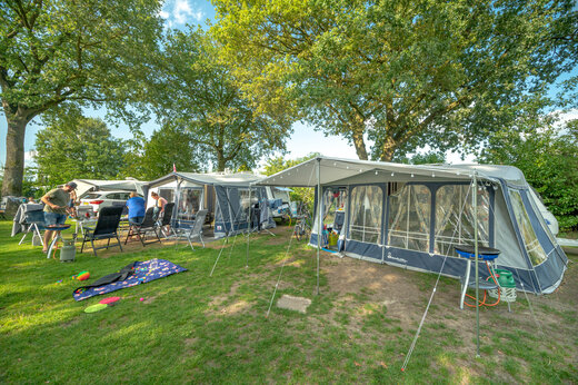 Ausgestattete Stellplätze mit Wohnwagen und Vorzelten auf dem Campingplatz CAPFUN De Sprookjescamping in Rheeze.