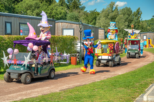 Animationsparade mit Maskottchen und geschmückten Golfcarts auf dem Campingplatz CAPFUN De Sprookjescamping in Rheeze.