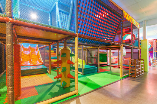 Großer Indoor-Spielplatz mit Rutschen auf dem Campingplatz CAPFUN De Sprookjescamping in Rheeze.