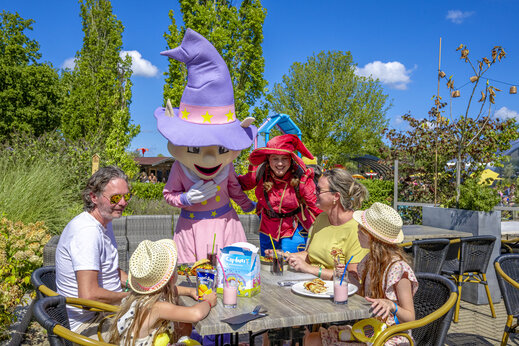 Familie und Maskottchen im Restaurant des Campingplatzes CAPFUN De Sprookjescamping Rheeze.