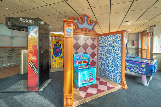 Spielhalle mit Arcade-Automaten und Airhockey auf CAPFUN De Sprookjescamping Rheeze.