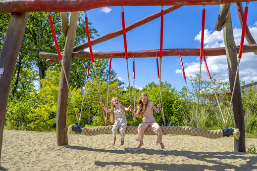 Große Seilschaukel für Kinder am Campingplatz CAPFUN De Sprookjescamping in Rheeze.