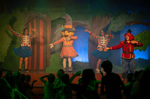 Animationsshow mit Maskottchen und kostümierten Figuren auf dem Campingplatz CAPFUN De Sprookjescamping in Rheeze.