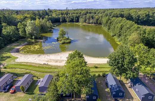 Luftbild See, Sandstrand und Mobilheime auf dem Campingplatz CAPFUN De Sprookjescamping in Rheeze.