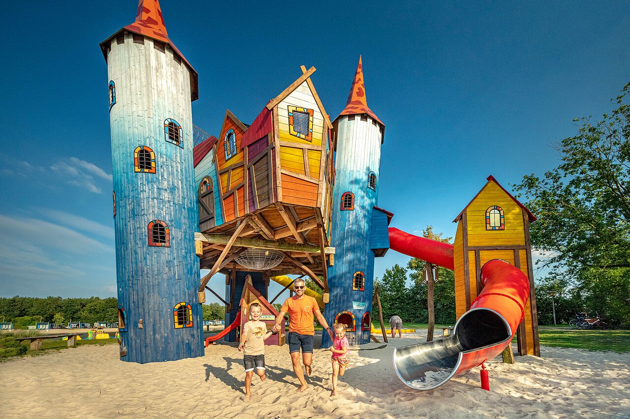 Farbenfrohes Spielschloss, Rutschen bei CAPFUN Vakantiepark Capfun het Stoetenslagh Rheezerveen.