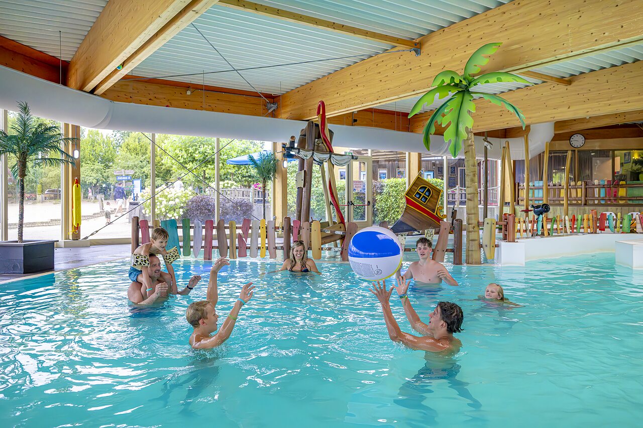 Familien-Hallenbad, Spiele, auf dem Campingplatz CAPFUN het Stoetenslagh in Rheezerveen.