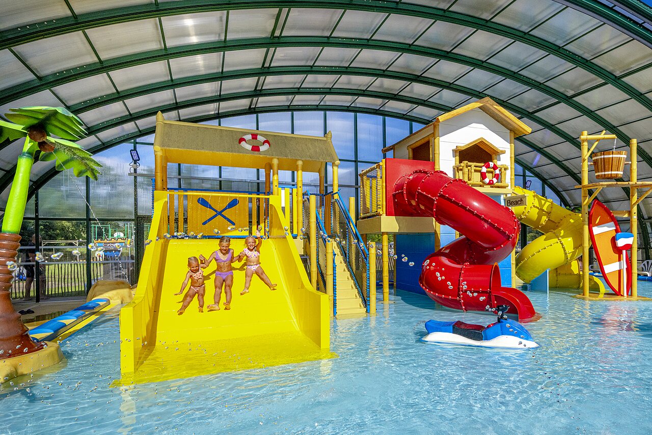 Hallenbad, Wasserrutschen, Kinder im CAPFUN Vakantiepark Capfun het Stoetenslagh in Rheezerveen.