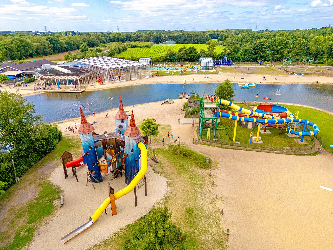 Wasserrutschen, See und Spielschloss auf dem Campingplatz CAPFUN Vakantiepark Capfun het Stoetenslagh in Rheezerveen.
