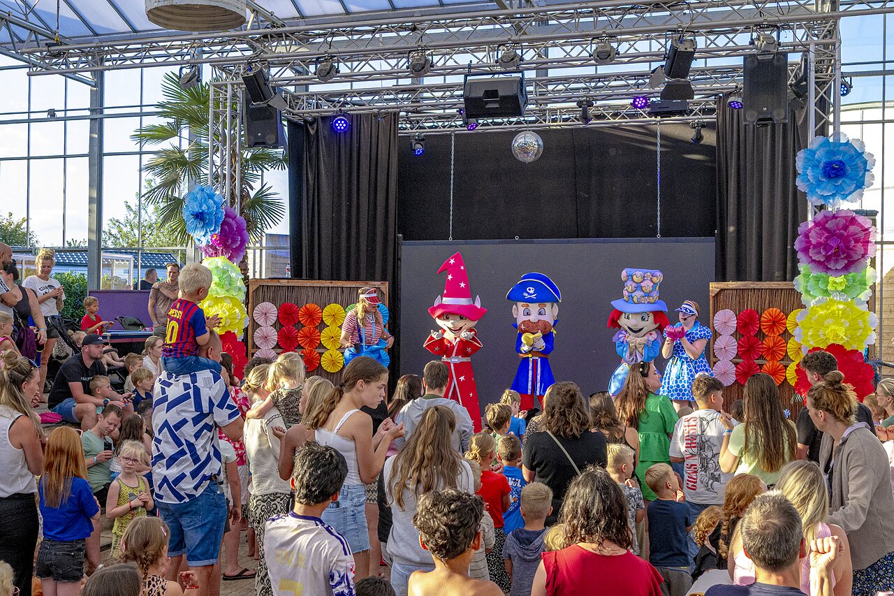 Animationsshow mit Maskottchen und Kindern auf dem Campingplatz CAPFUN Vakantiepark Capfun het Stoetenslagh in Rheezerveen.