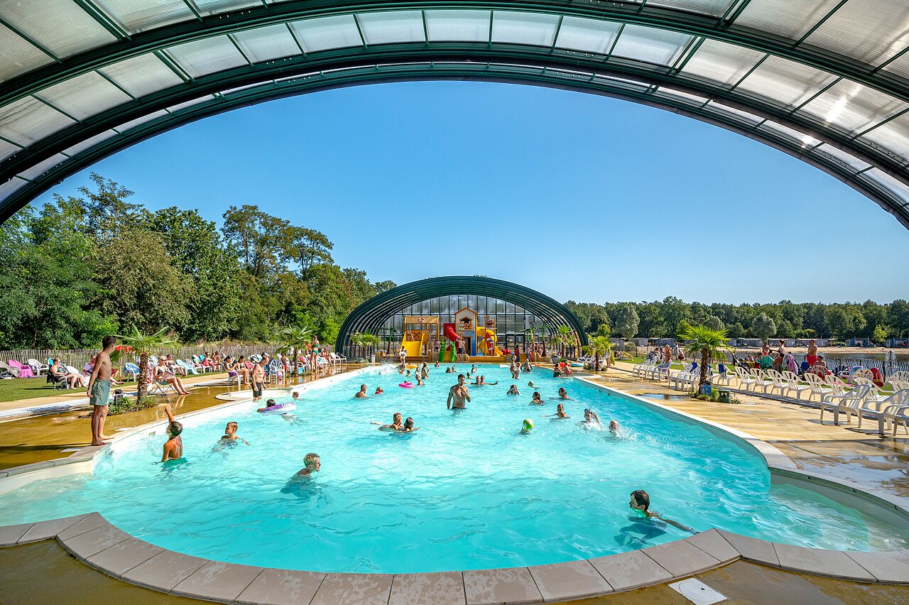 Au�enpool, Rutschen und Wasserspiele auf dem Campingplatz CAPFUN het Stoetenslagh Rheezerveen.