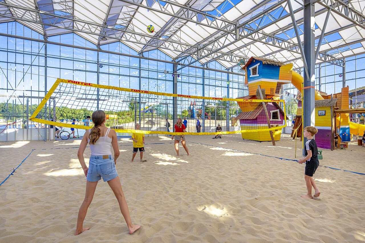 Indoor-Beachvolleyball, Kinderspielplatz im CAPFUN Vakantiepark Capfun het Stoetenslagh in Rheezerveen.