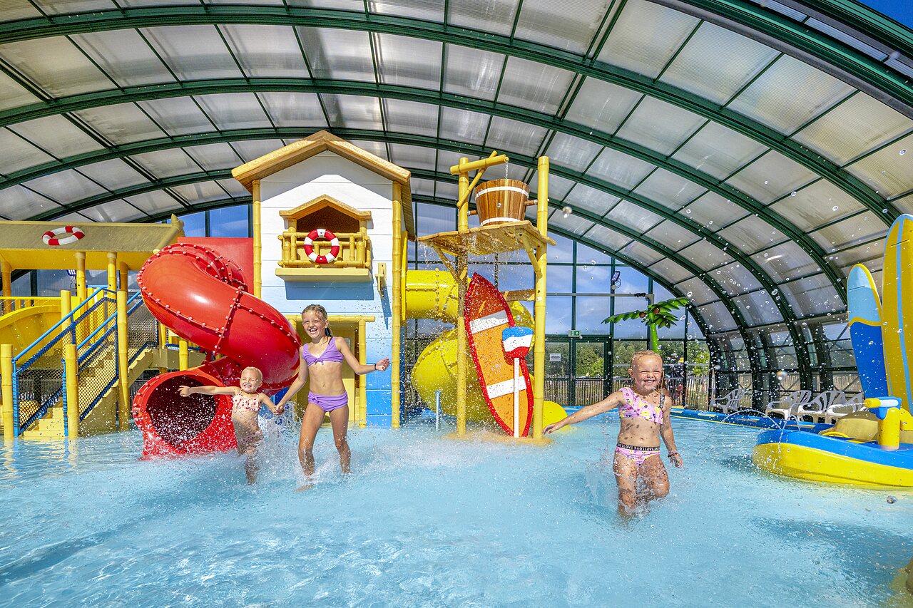 Kinder spielen im �berdachten Wasserpark mit Rutschen auf dem Campingplatz CAPFUN Vakantiepark Capfun het Stoetenslagh in Rheezerveen.