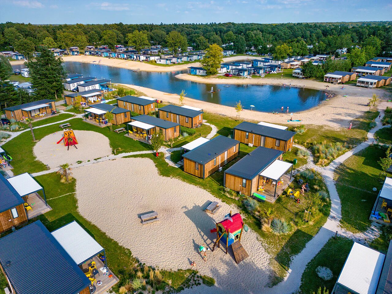 See, Strand, Mobilheime auf dem Campingplatz CAPFUN Vakantiepark Capfun het Stoetenslagh in Rheezerveen.