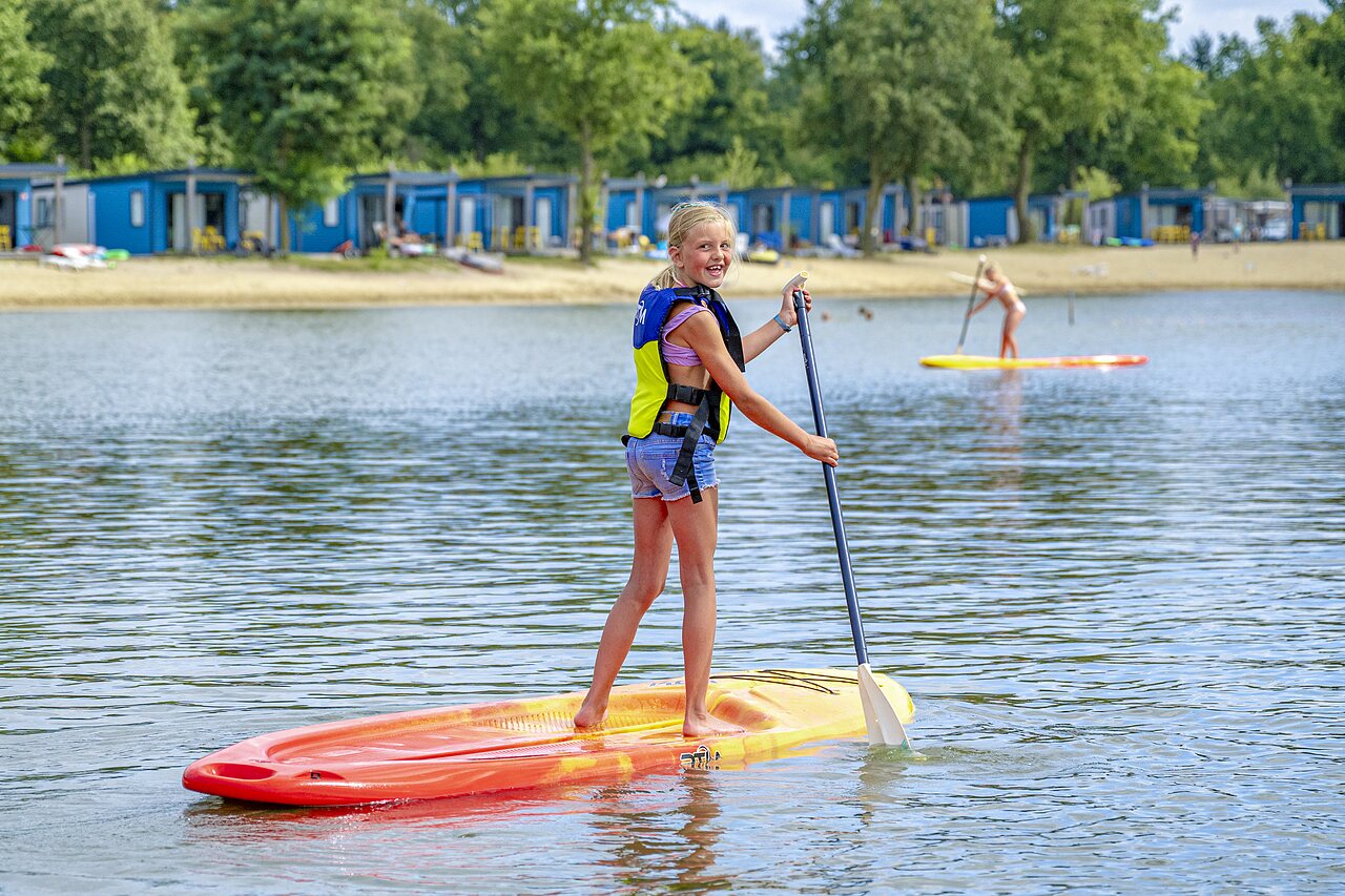 Paddleboard auf dem See, Mobilheime auf dem Campingplatz CAPFUN Vakantiepark Capfun het Stoetenslagh in Rheezerveen.