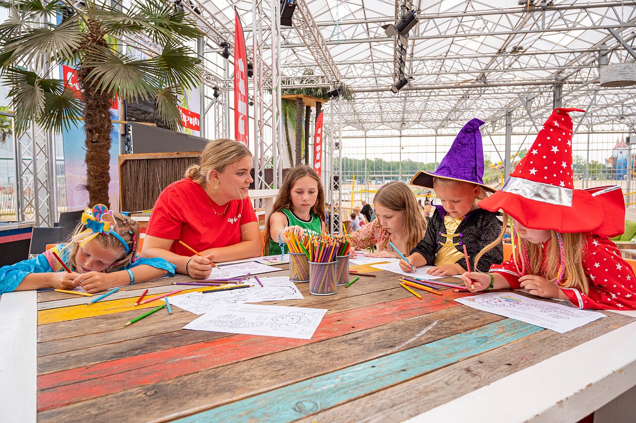 Kinderanimation mit Malen und Kost�men auf dem Campingplatz CAPFUN Vakantiepark Capfun het Stoetenslagh in Rheezerveen.