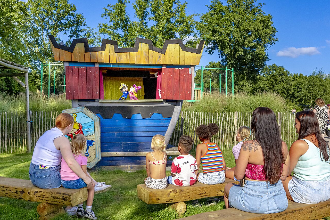 Puppentheater f�r Kinder auf der B�hne auf dem Campingplatz CAPFUN Vakantiepark Capfun het Stoetenslagh.