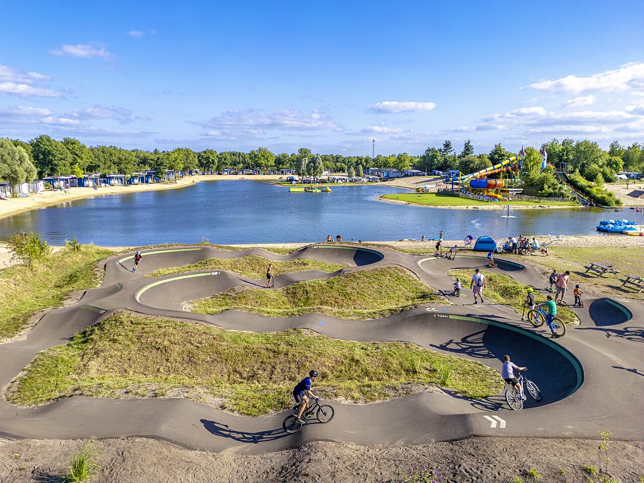 Pumptrack-Strecke und Seestrand Campingplatz CAPFUN Vakantiepark Capfun het Stoetenslagh Rheezerveen.