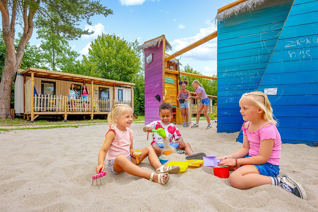Kinder spielen im Sand, Spielplatz auf Capfun Camping in Rheezerveen.