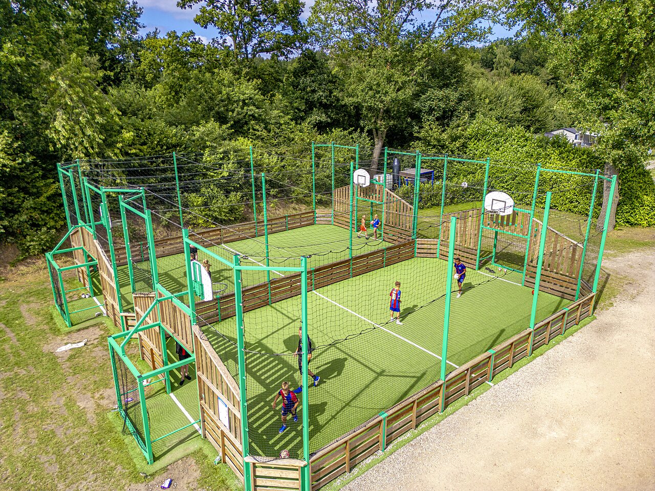 Multisportplatz mit spielenden Kindern auf dem Campingplatz CAPFUN Vakantiepark Capfun het Stoetenslagh in Rheezerveen.