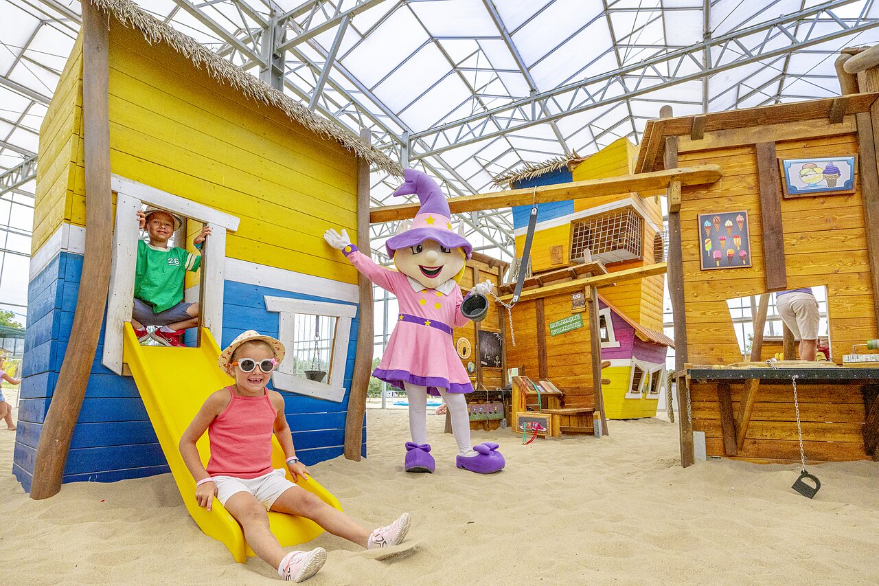 Kinder auf Rutsche im Indoor-Spielplatz auf dem Campingplatz CAPFUN in Rheezerveen.