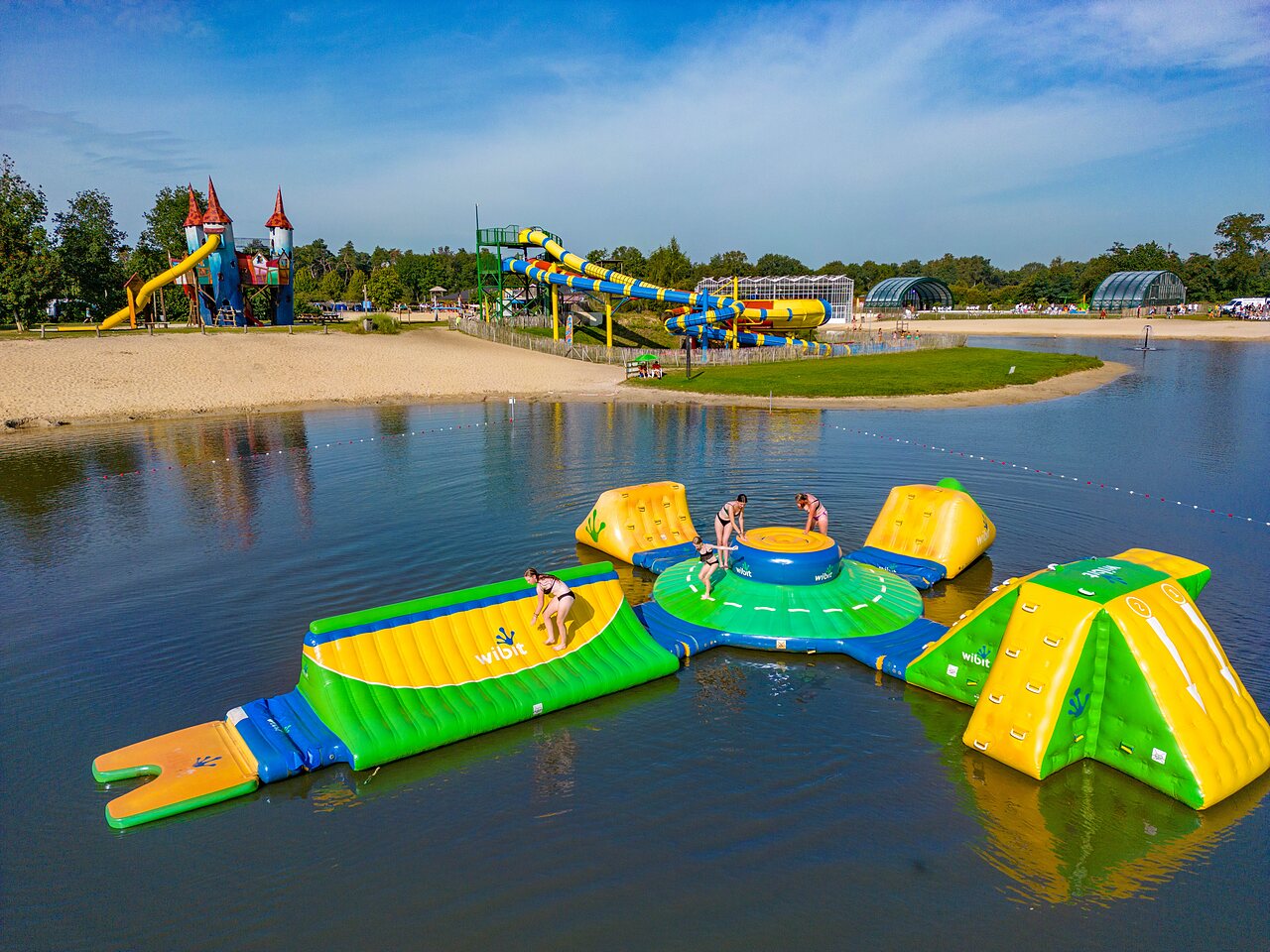 Aufblasbarer Wasserpark und Riesenrutschen im CAPFUN Vakantiepark Capfun het Stoetenslagh.