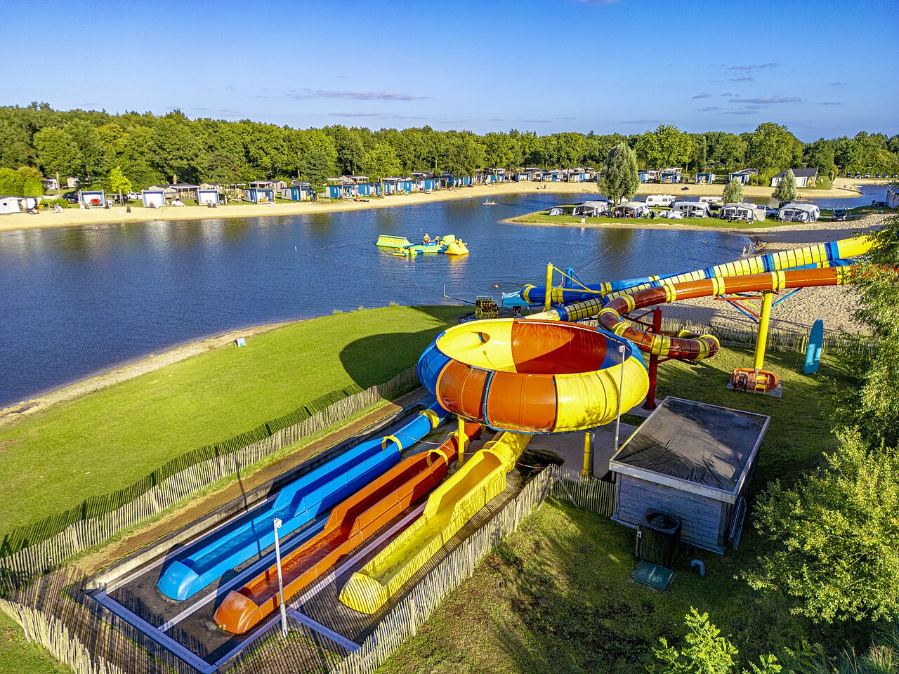 Riesige Wasserrutschen und Sandstrand am See auf CAPFUN Vakantiepark Capfun het Stoetenslagh.
