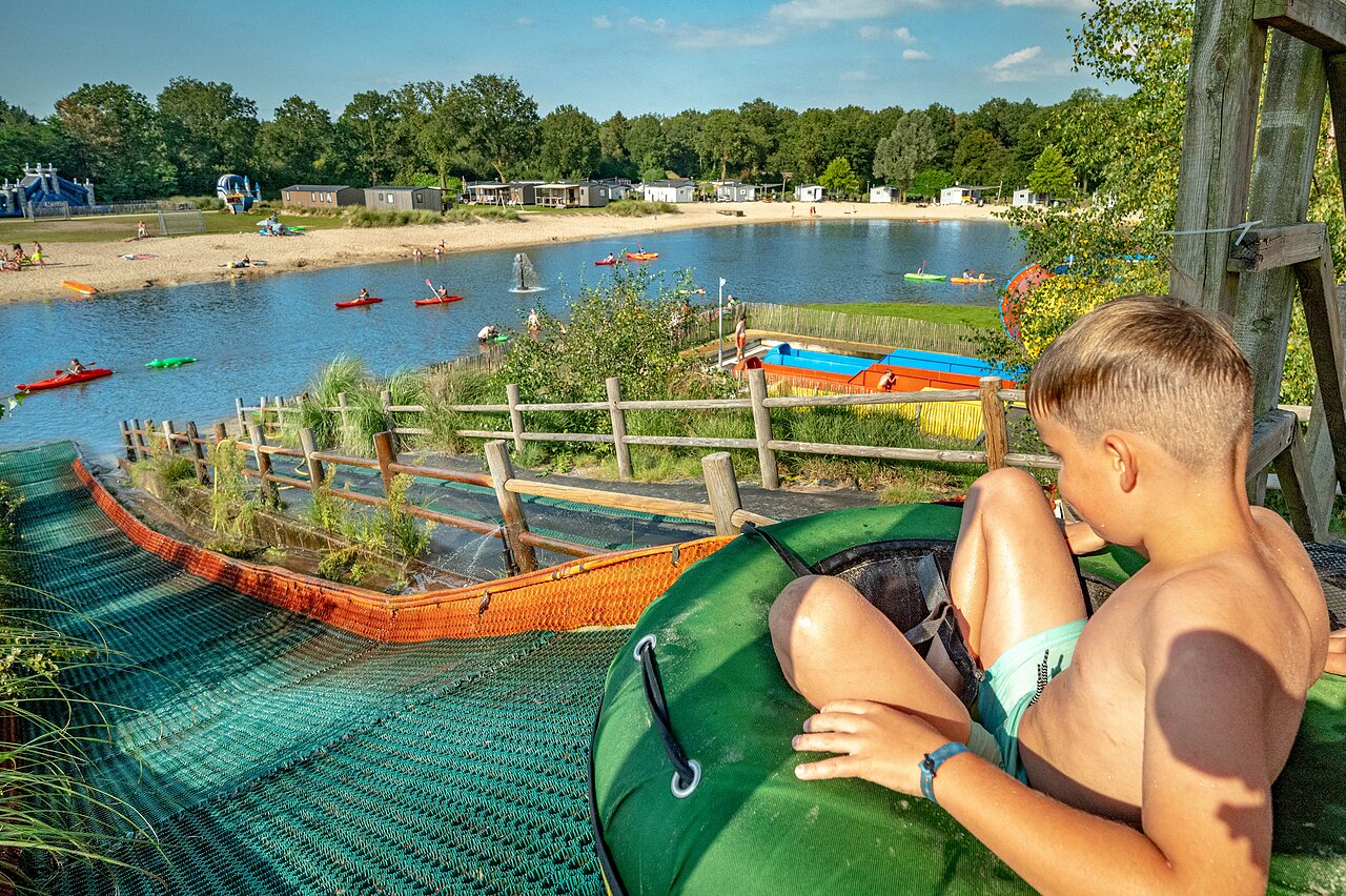 Rutsche, See auf CAPFUN Vakantiepark Capfun het Stoetenslagh in Rheezerveen.