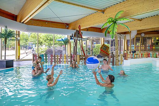 Familien-Hallenbad auf dem Campingplatz CAPFUN Vakantiepark Capfun het Stoetenslagh in Rheezerveen.