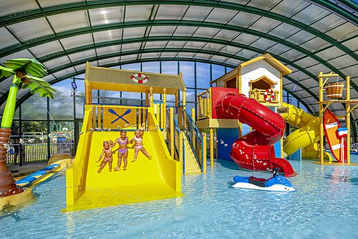Bunte Wasserrutschen und Wasserspiele für Kinder auf dem Campingplatz CAPFUN Vakantiepark Capfun het Stoetenslagh in Rheezerveen.