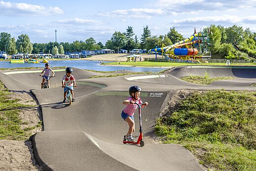 Pump track auf dem Campingplatz CAPFUN Vakantiepark Capfun het Stoetenslagh in Rheezerveen.