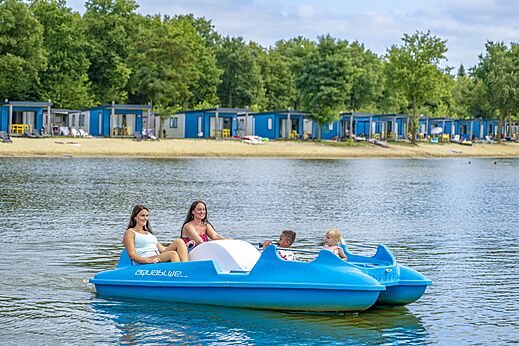 Familie auf Tretboot auf dem See am Campingplatz CAPFUN Vakantiepark Capfun het Stoetenslagh in Rheezerveen.